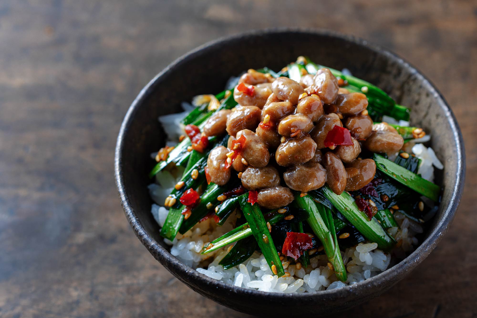 ニラのピリ辛納豆ごはん